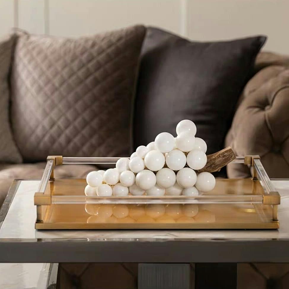 Гроздь винограда из белого мрамора и меди