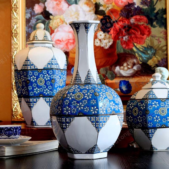 Набор ваз с орнаметом