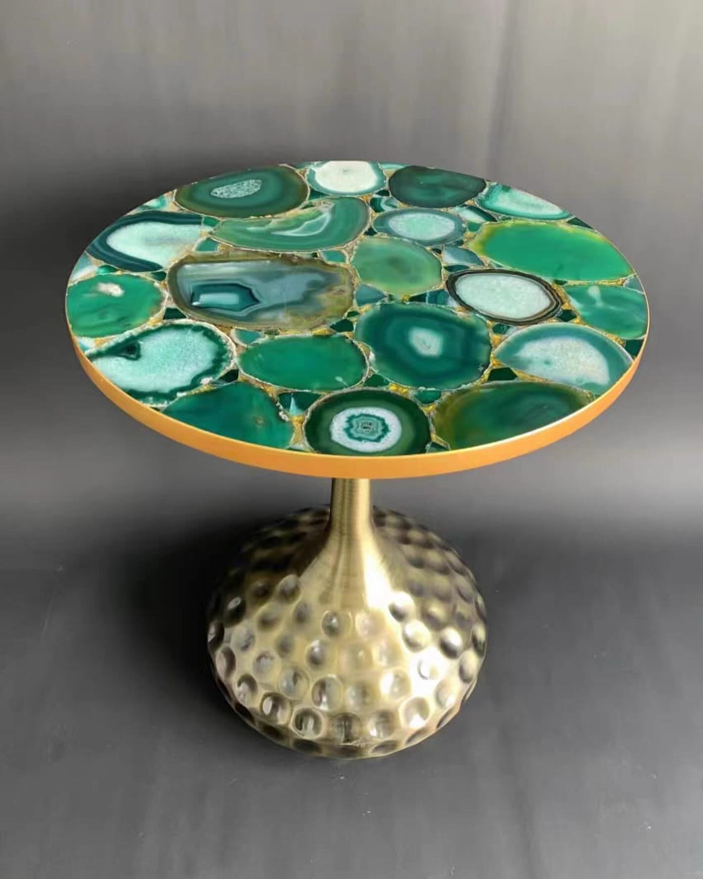 Столик из агата изумрудный