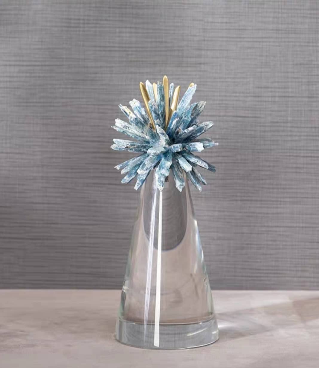 Статуэтка Ёжики из кристаллов кианита на конусе из стекла S