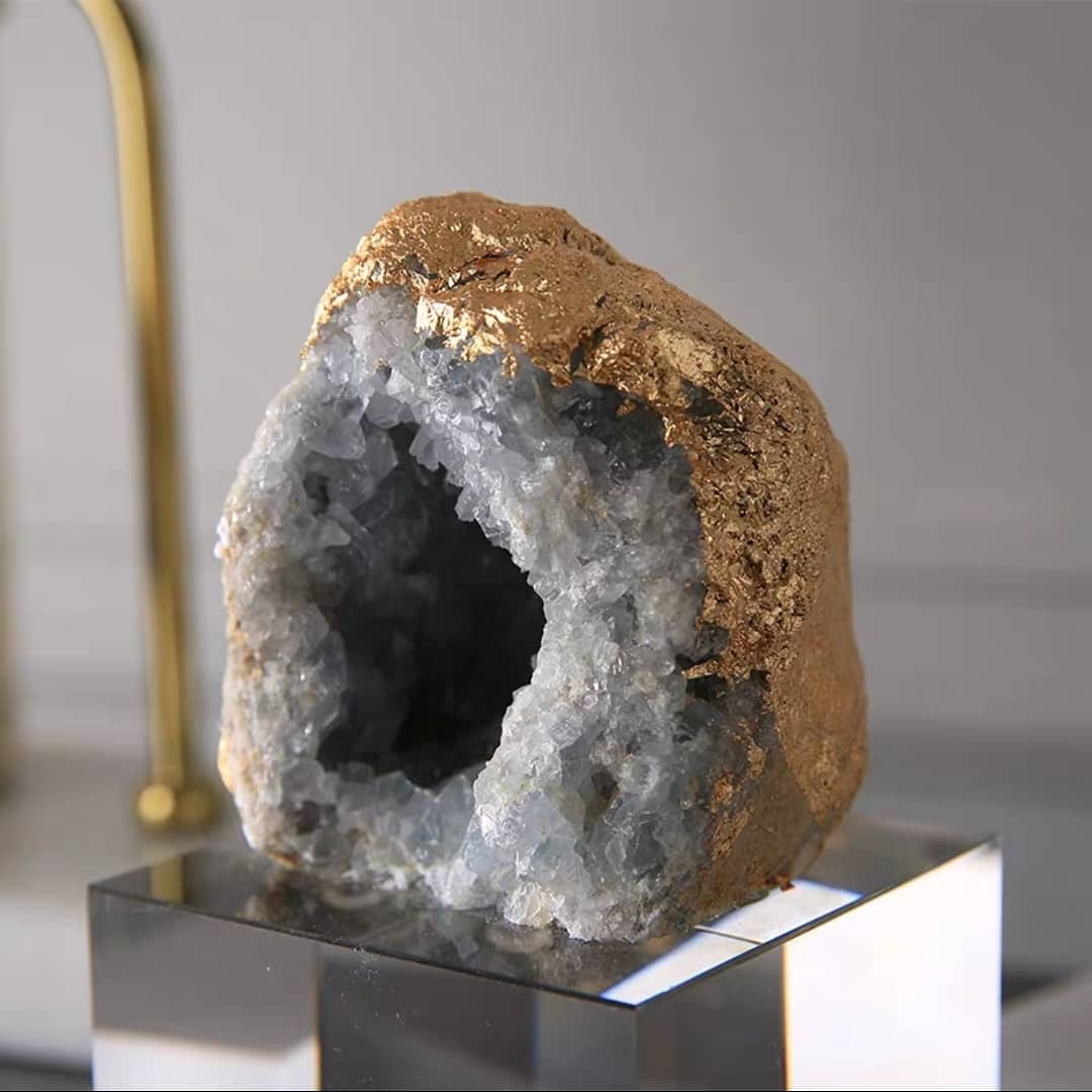 Статуэтка Жеода серого агата в позолоте на подставке M