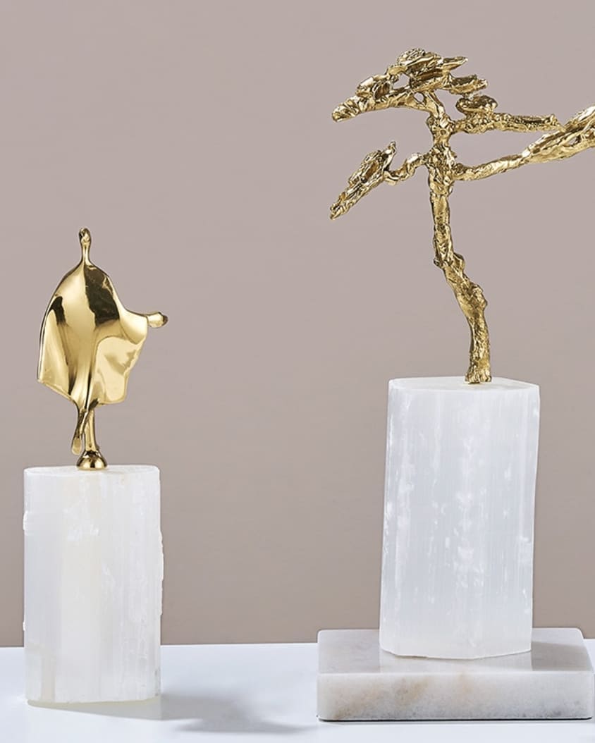 Статуэтка Человек-Движение на подставке из селенита