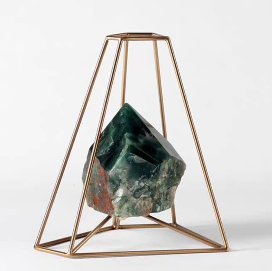 Статуэтка Усеченная пирамида из латуни с кристаллом флюорита M