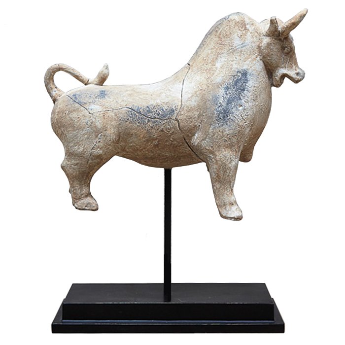 Большой бык на подставке