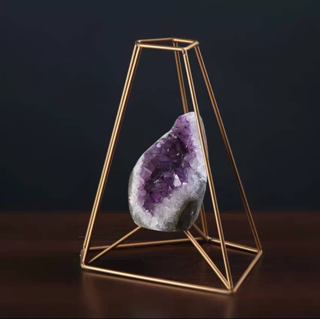 Статуэтка Усеченная пирамида из латуни с жеодой аметиста средняя