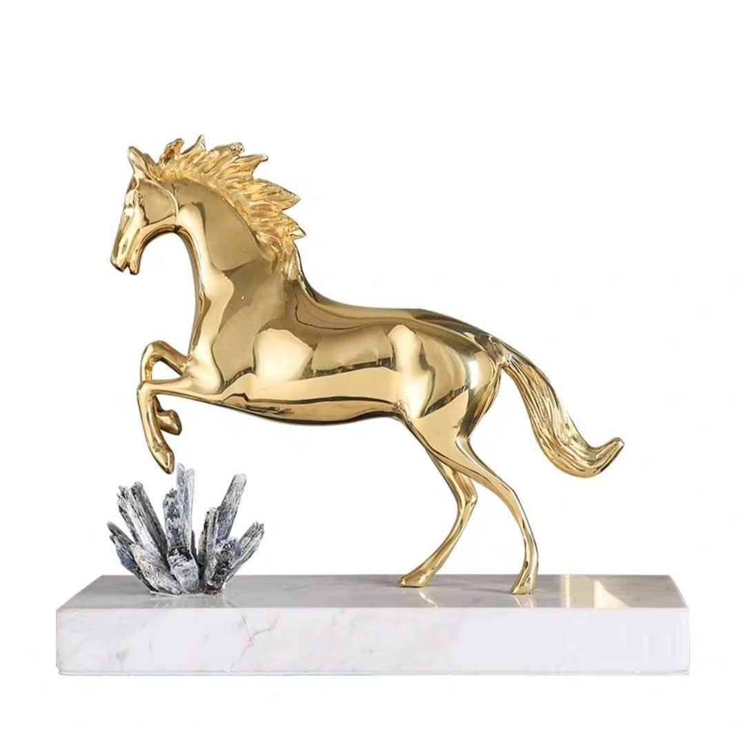 Статуэтка Лошадь в прыжке с кристаллами селенита на подставке