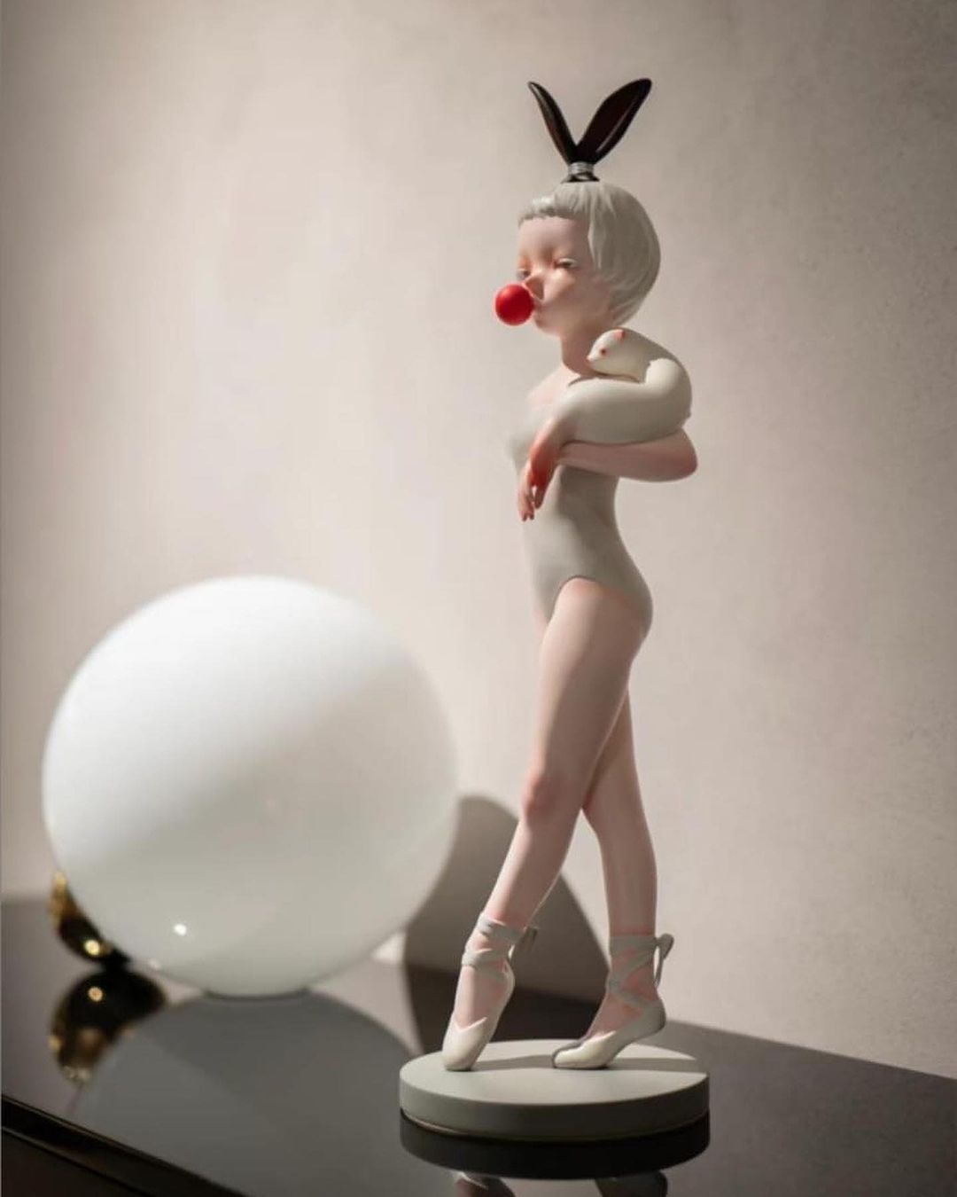 Статуэтки Девушка Girl&Weasel