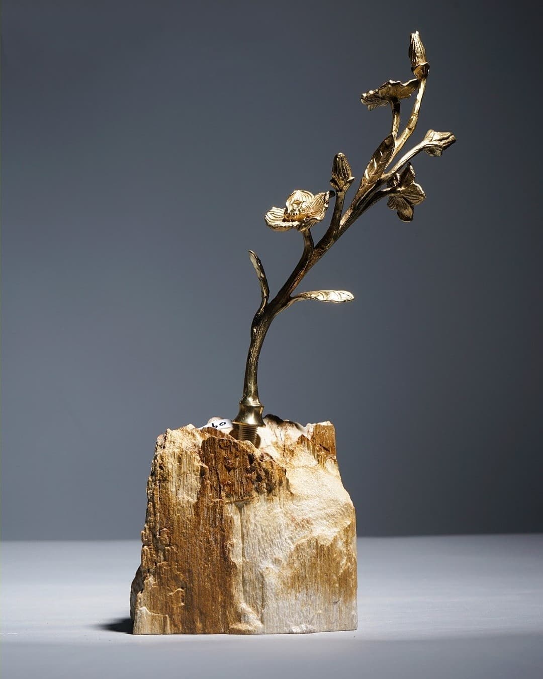 Статуэтка Побеги на окаменелом дереве