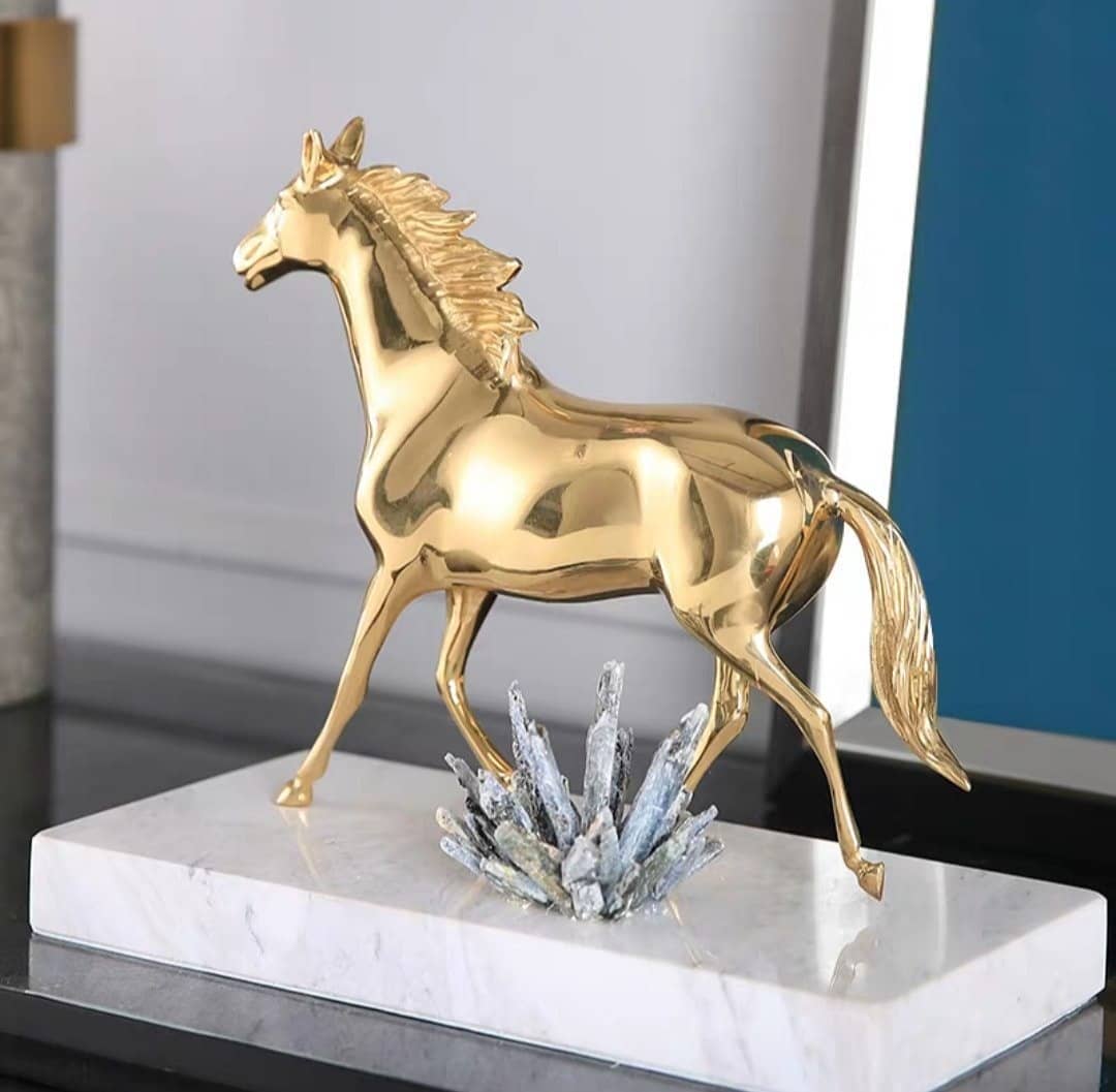 Статуэтка Лошадь с кристаллами селенита на подставке
