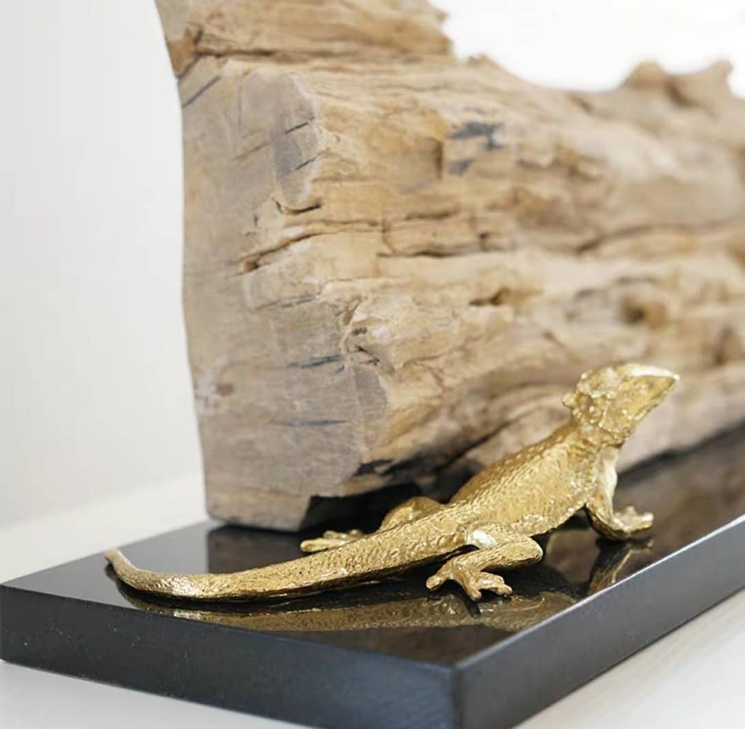 Статуэтка Ящерица Геккон и окаменелое дерево на мраморной подставке