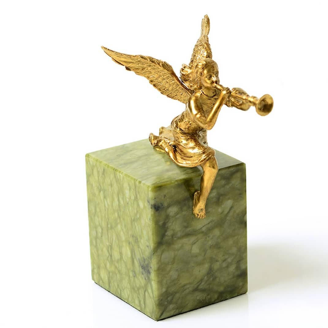 Статуэтка Богиня Фама на подставке зеленого мрамора