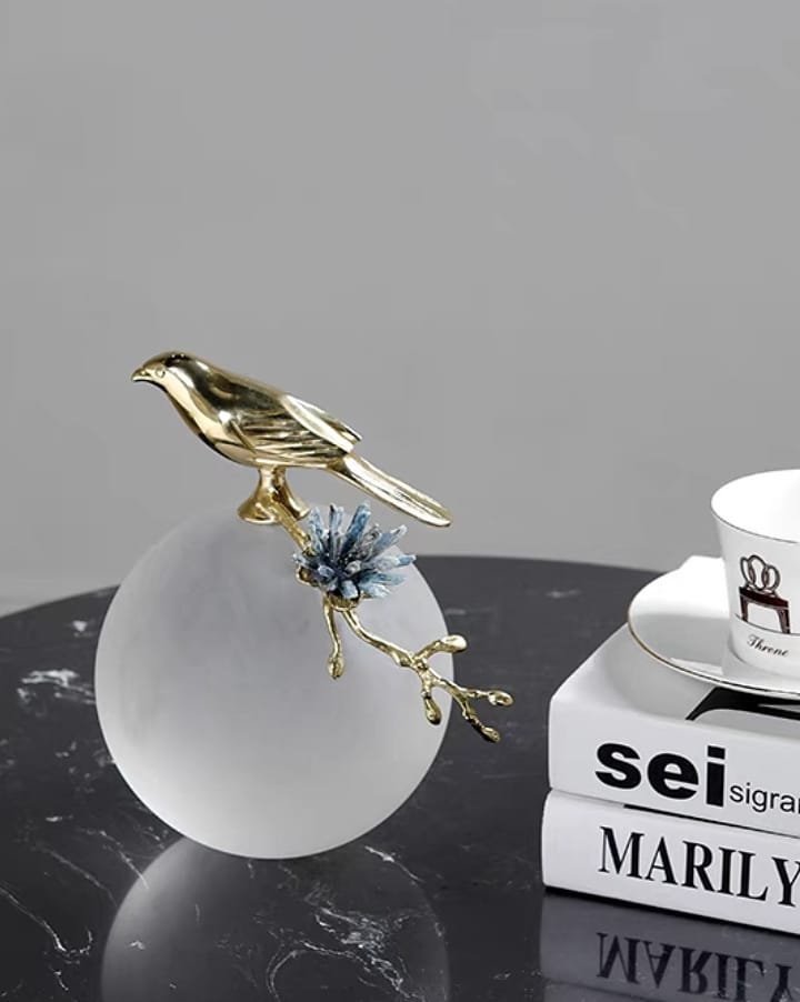 Статуэтка Птичка на шаре с кристаллами селенита