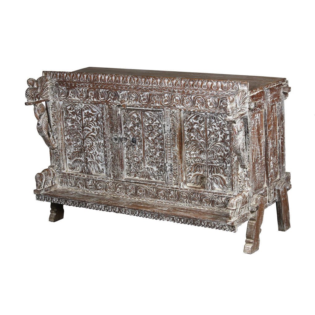 Буфет с резным орнаментом