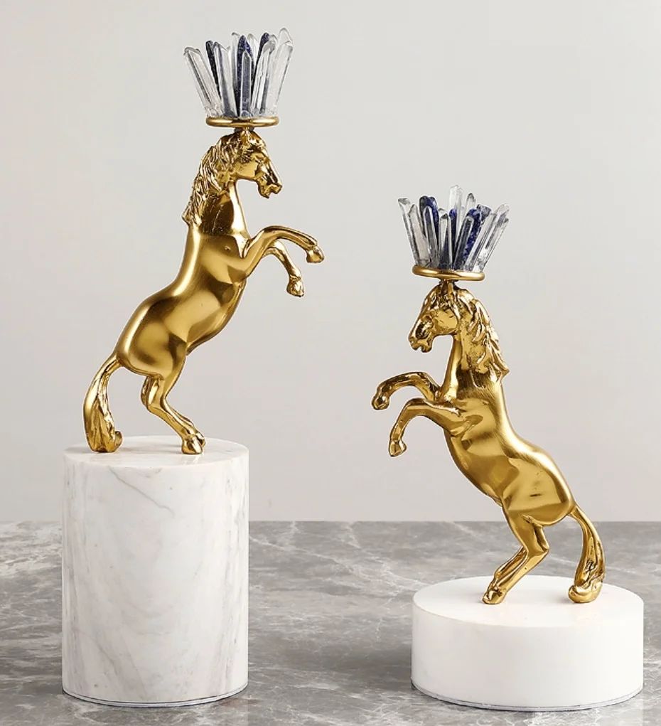Статуэтка Лошадь в движении на высокой мраморной подставке