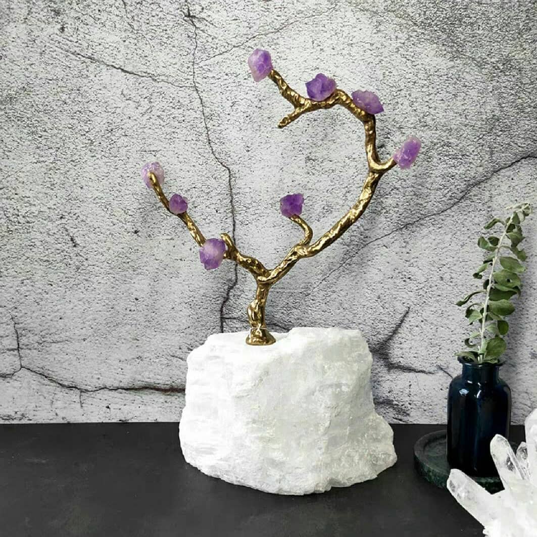 Статуэтка Ветка вереска с кристаллами флюорита на белом кварците M