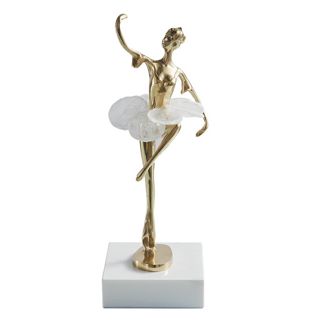 Статуэтка Балерина в пачке из лепестков кварца на мраморной подставке