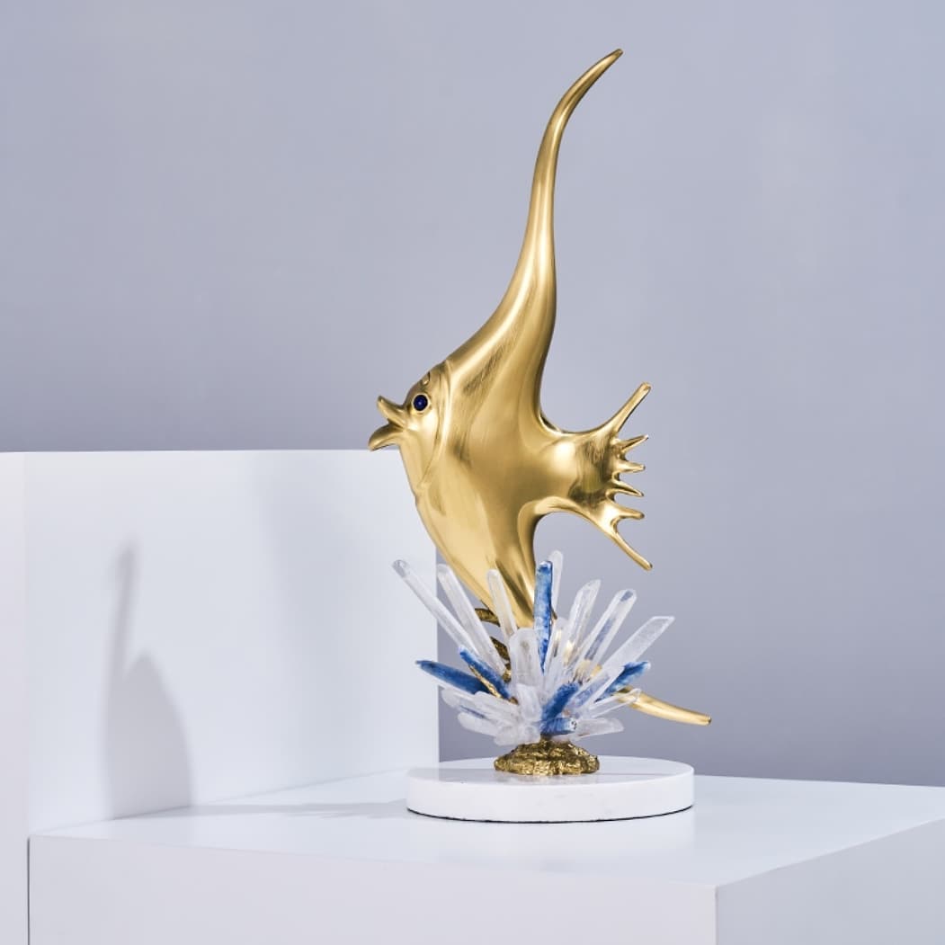 Статуэтка Рыба в кристаллах горного хрусталя и содалита на подставке из мрамора