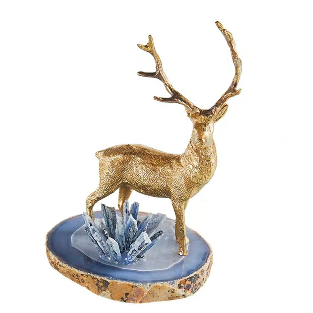 Статуэтка Благородный олень с кристаллами кианита на срезе агата