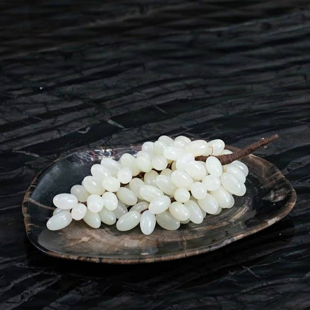 Гроздь винограда из белого нефрита