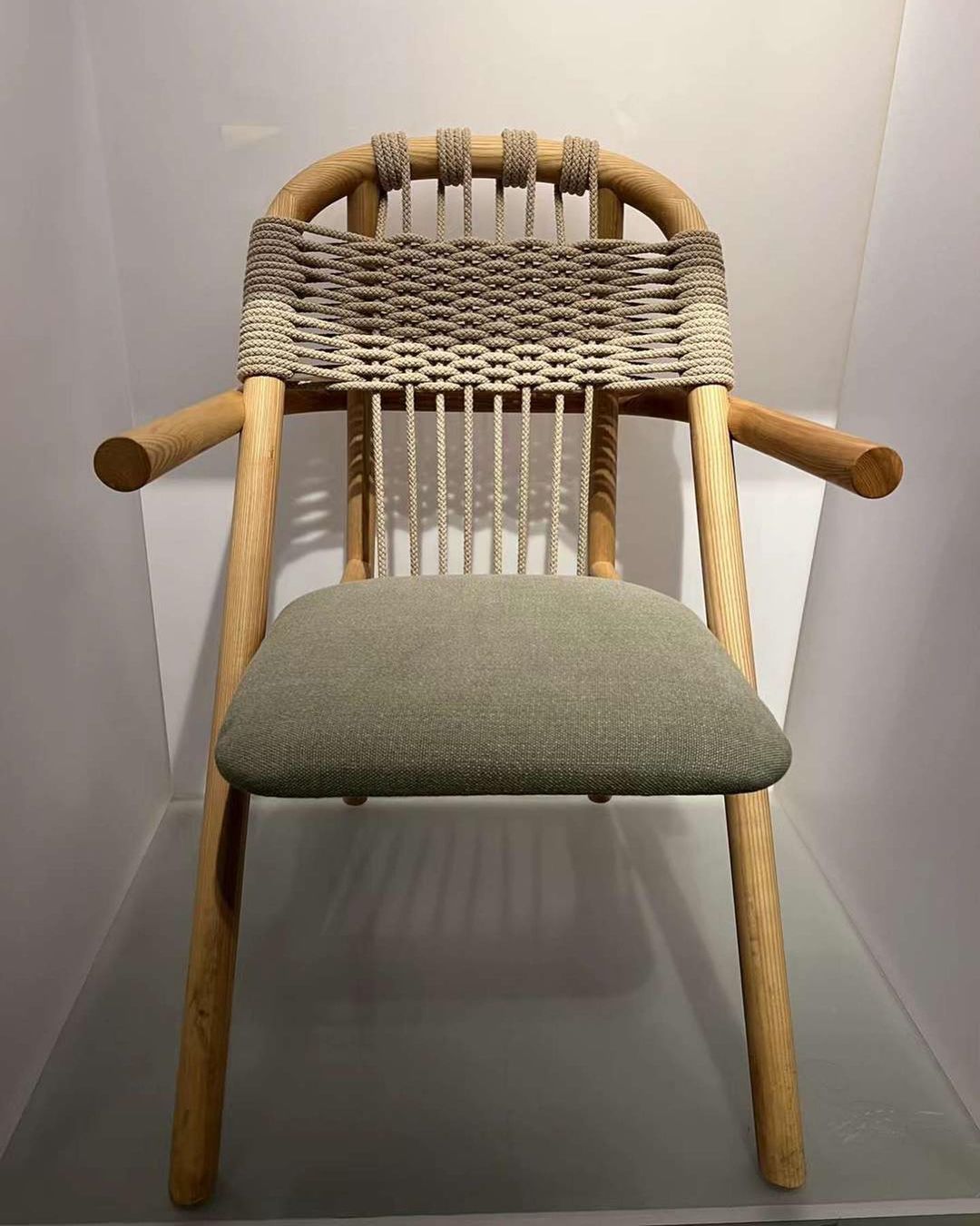 Cтул с подлокотниками Braided cord back