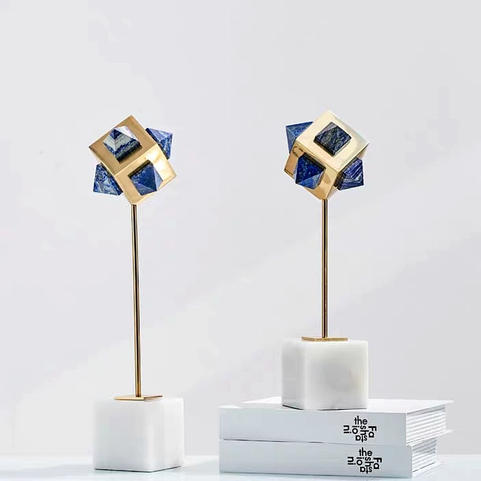 Статуэтка Содалит в "Золотом кубе" на подставке из мрамора