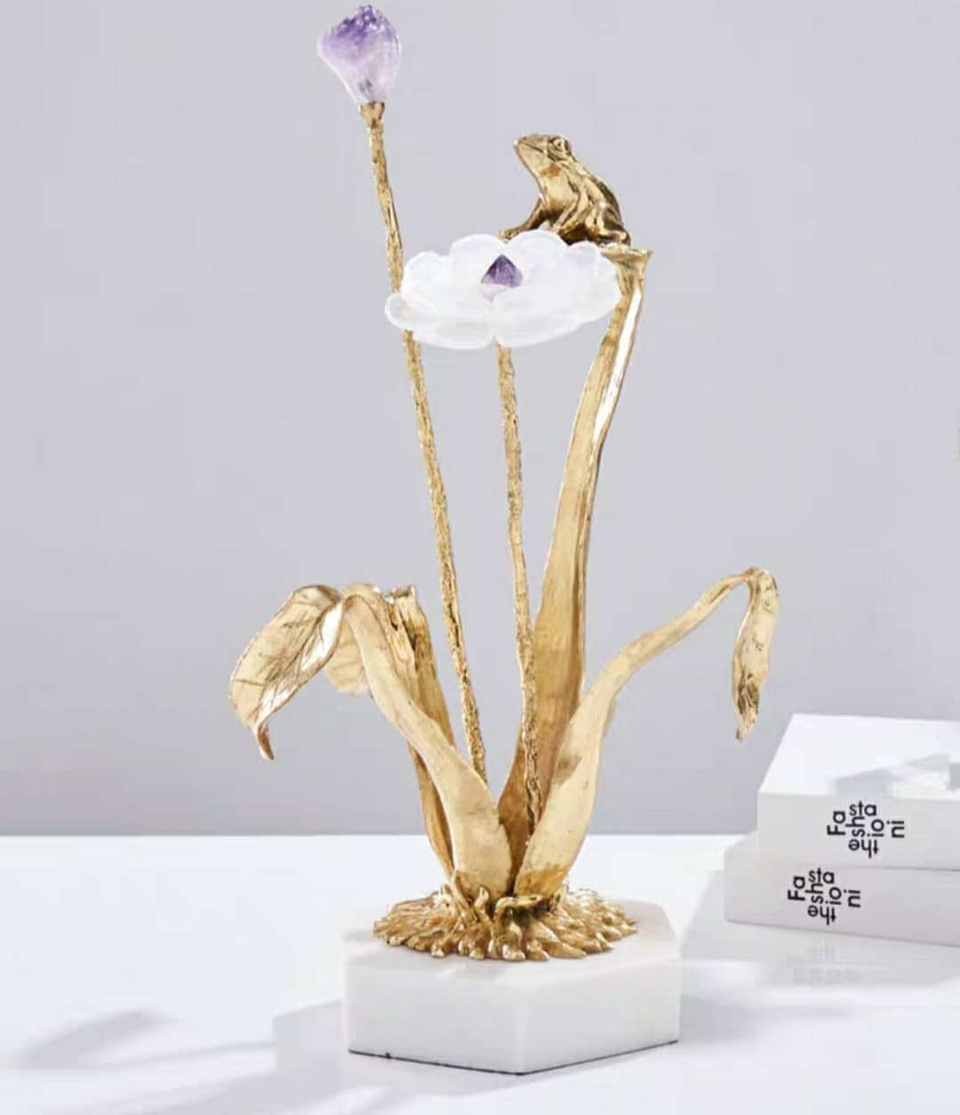 Статуэтка Лягушка на цветке из кварца и аметиста на мраморной подставке