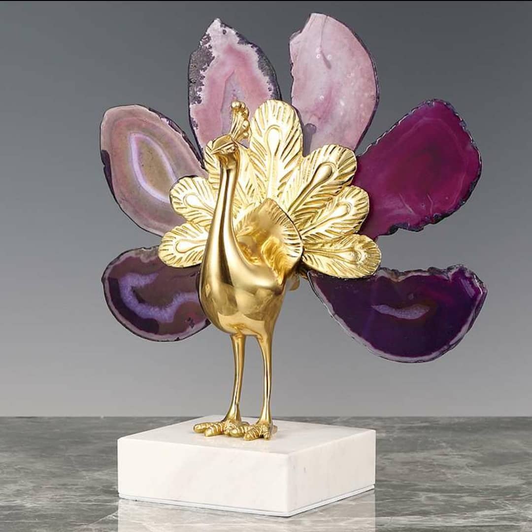 Статуэтка Павлин с перьями из розового агата на подставке мрамора