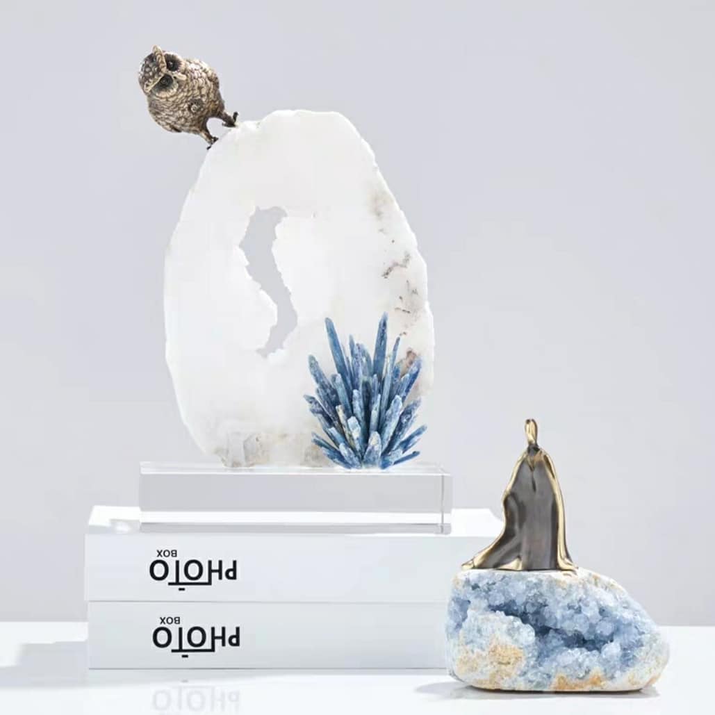Статуэтка Бронзовая сова на агате с кристаллами кианита справа на подставке