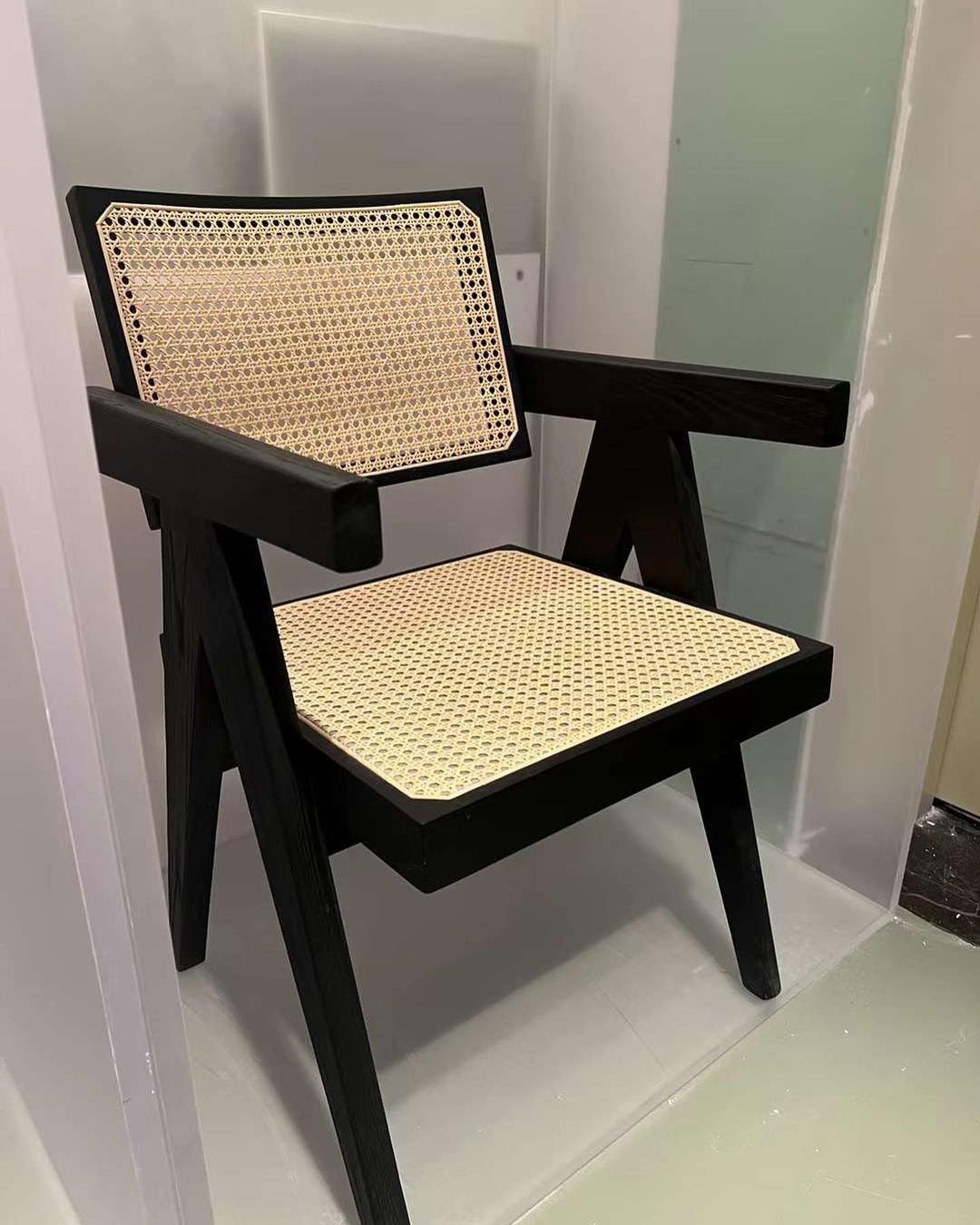 Кресло с сеточкой и подлокотниками Eichholtz Chair Aristide