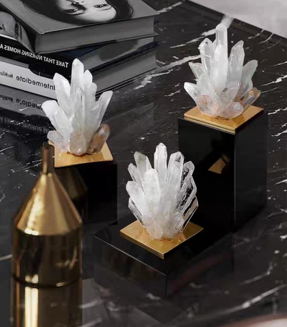 Статуэтка Кристаллы горного хрусталя на подставке из черного мрамора