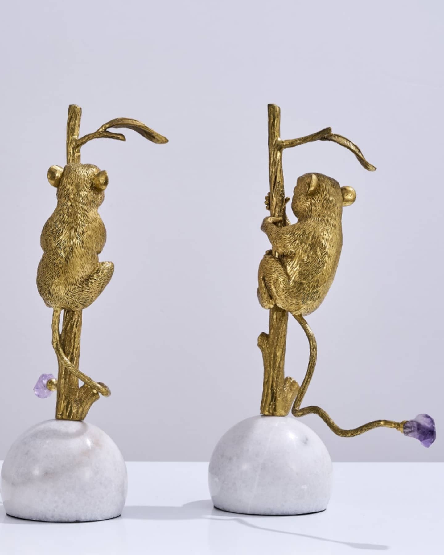 Статуэтка Долгопяты с аметистом на подставке из агата