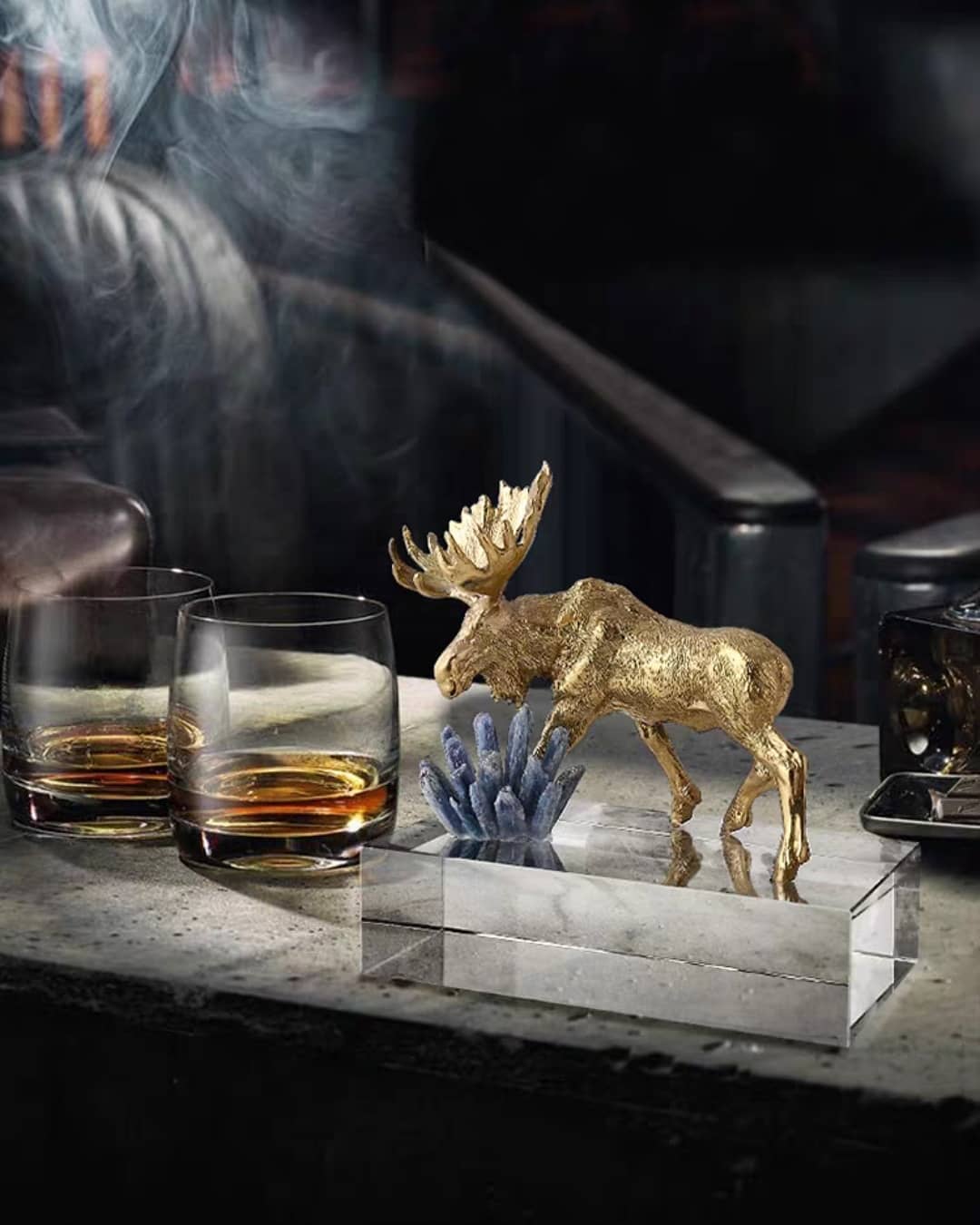 Статуэтка Лось с кристаллами селенита на подставке из стекла