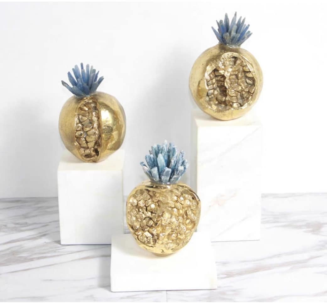 Статуэтка Гранаты из латуни с кристаллами селенита на подставке белого мрамора