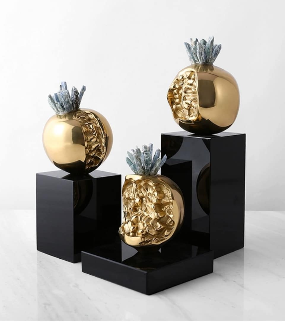 Статуэтка Гранаты из латуни с кристаллами селенита на подставке черного мрамора