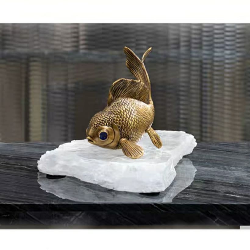 Статуэтка Золотая рыбка (самка) с глазами кристаллами на кварците