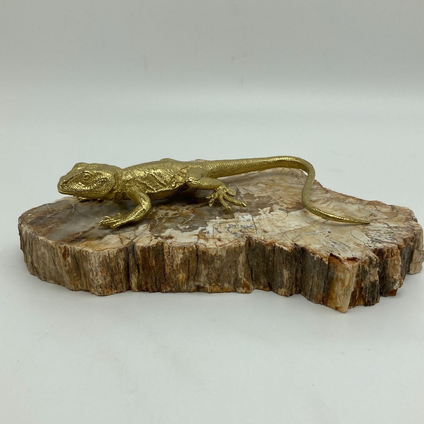 Статуэтка Ящерица на срезе дерева