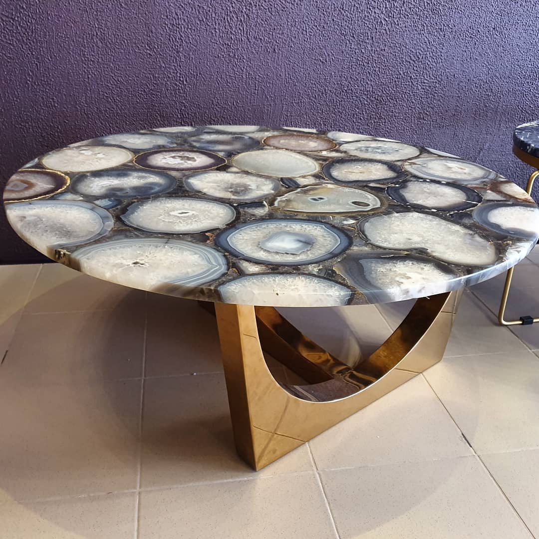 Столик из серого агата