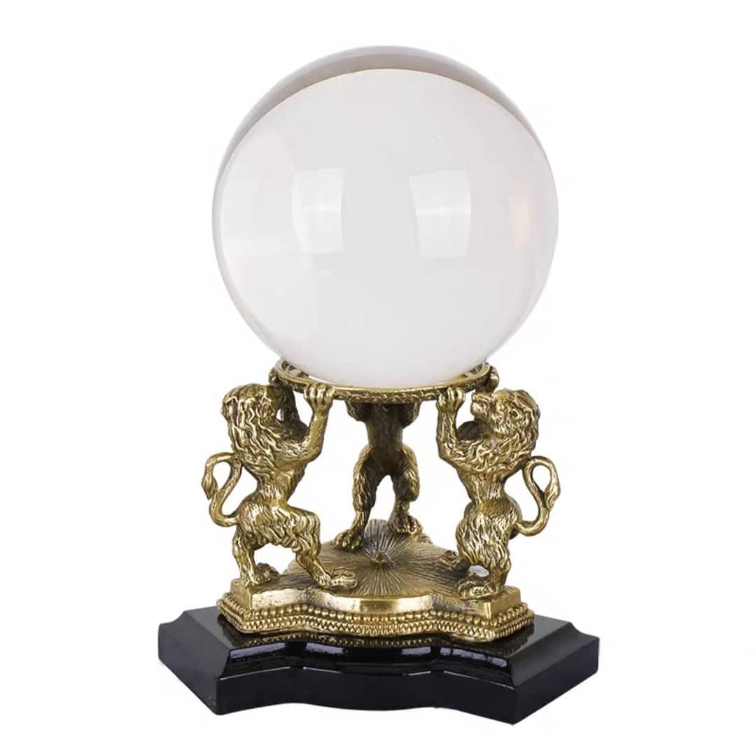 Статуэтка Львы держат хрустальную сферу на подставке