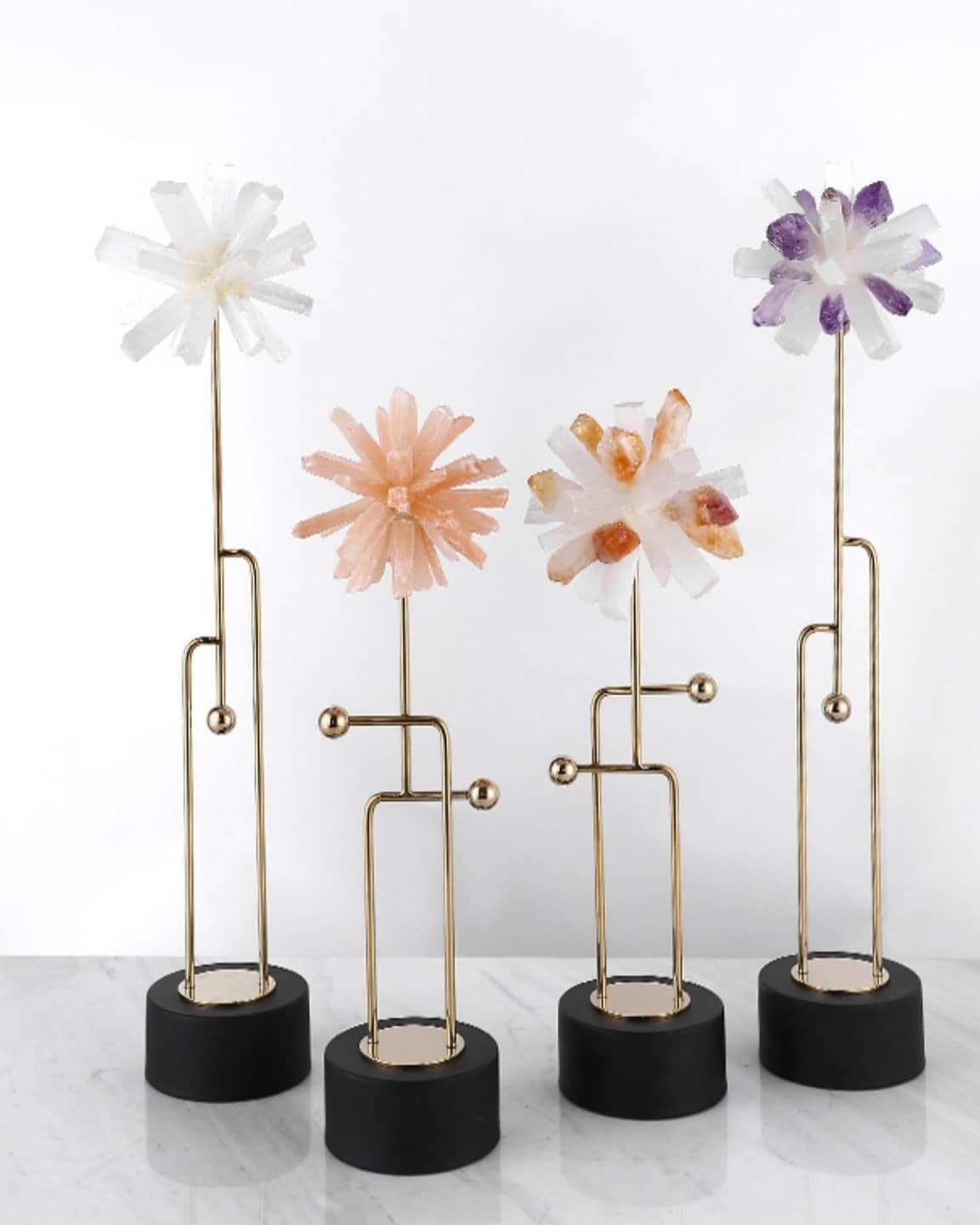 Статуэтка Цветок кристаллы из горного хрусталя и аметисте на подставке