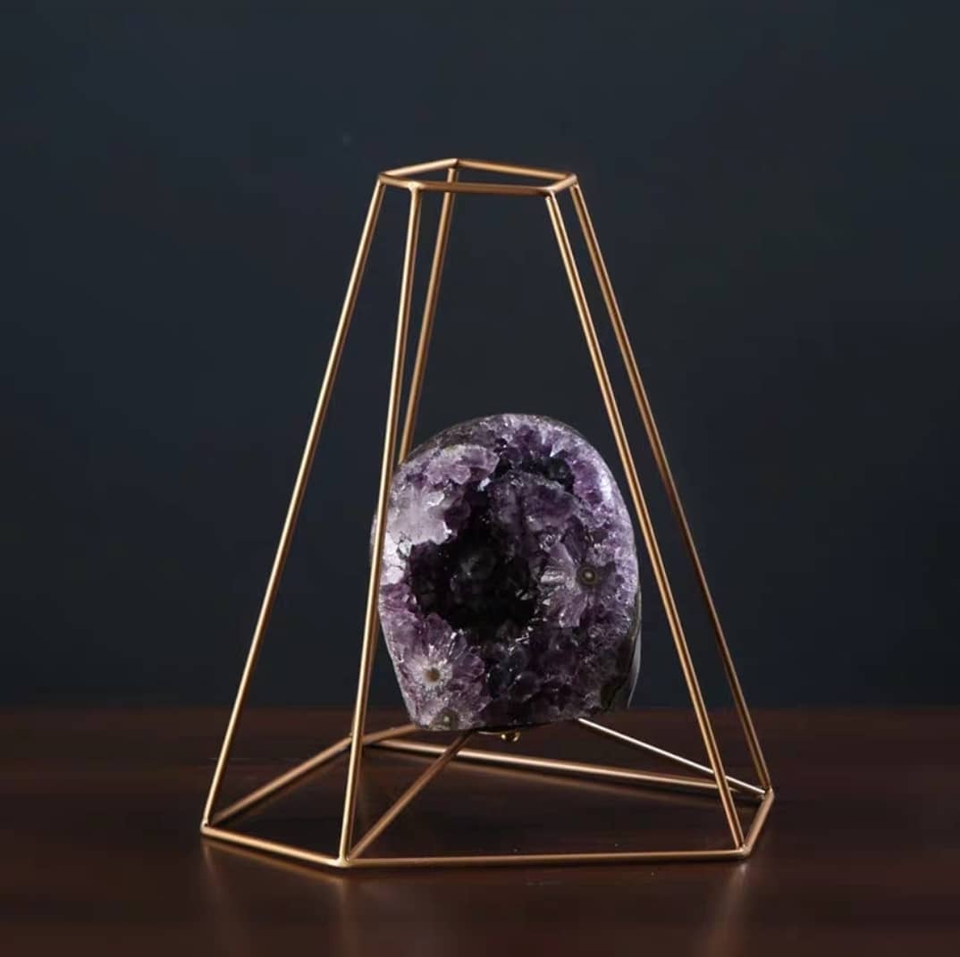 Статуэтка Усеченная пирамида из латуни с жеодой аметиста большая