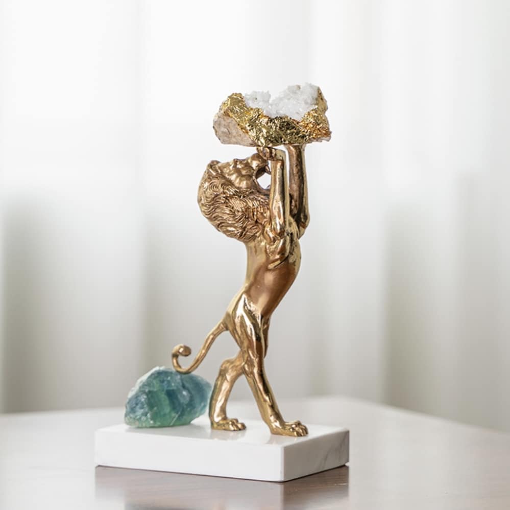 Статуэтка Энергичный лев с кварцем и флюоритом на подставке