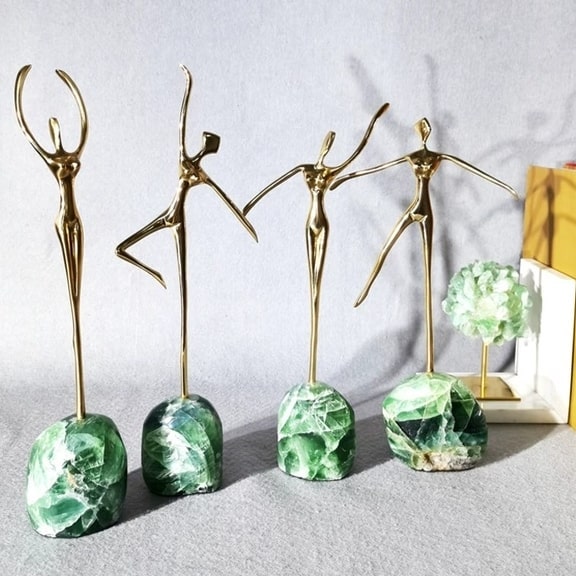 Статуэтка Человечки на подставке из флюорита