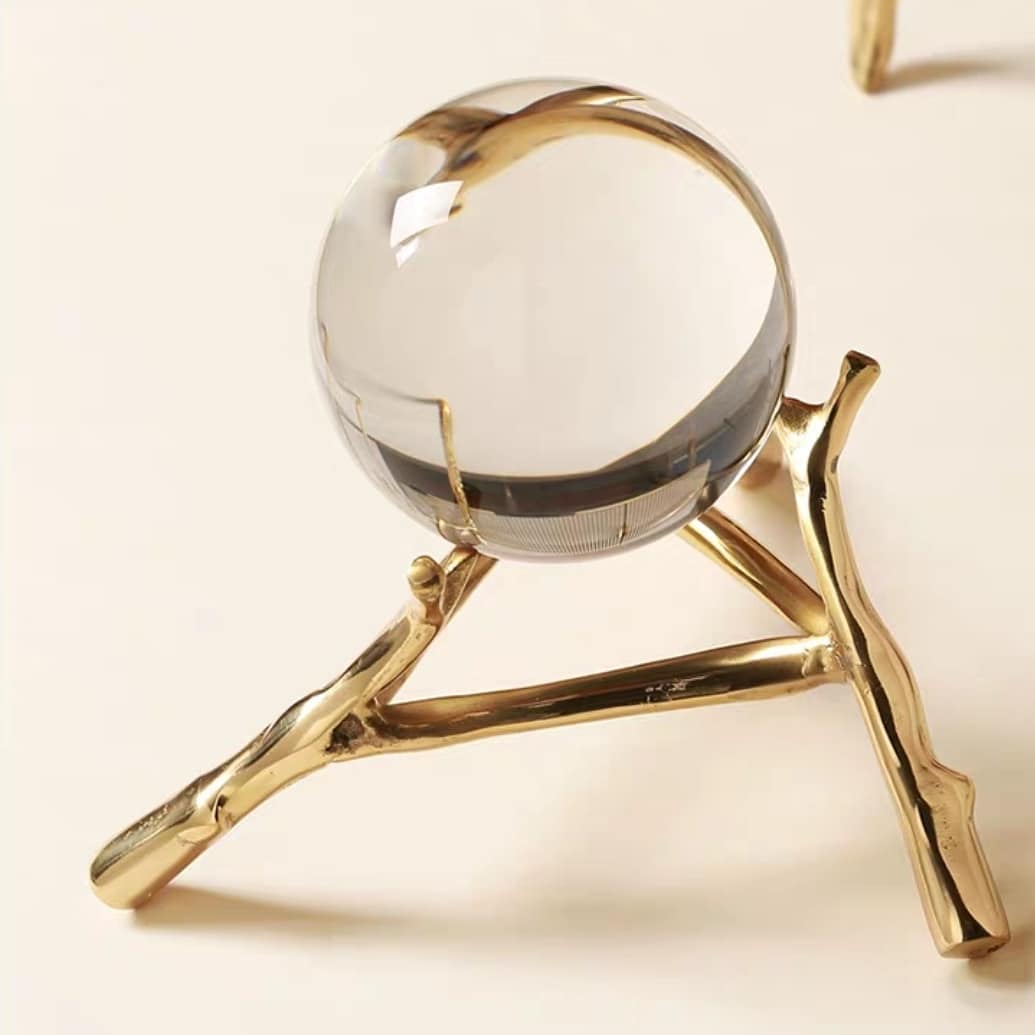 Статуэтка Шар из хрусталя на низкой подставке из латуни