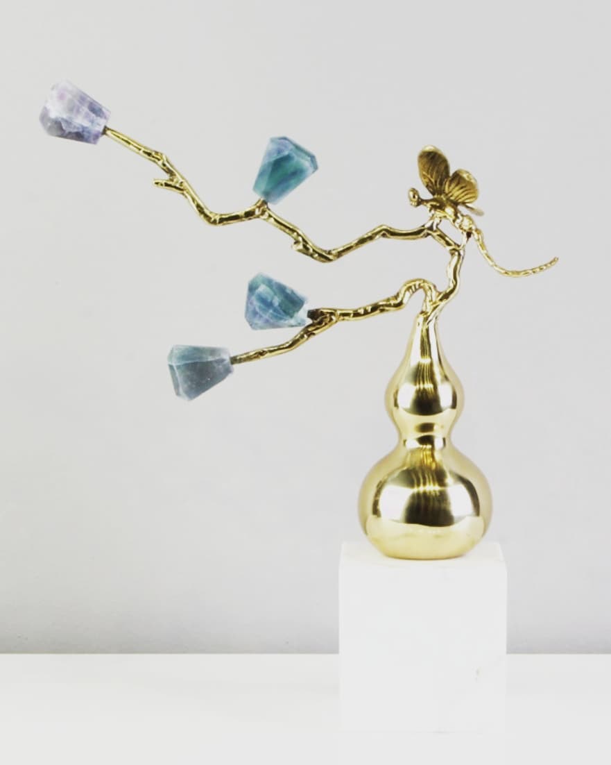 Статуэтка Стрекоза на цветке с флюоритом на подставке