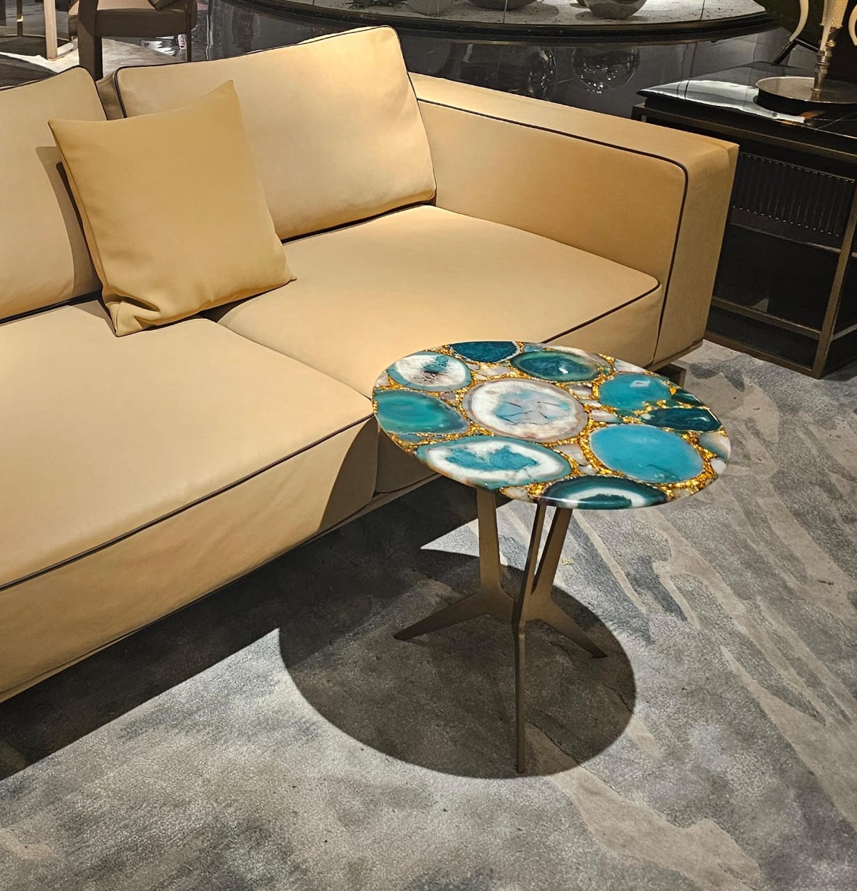 Столик из агата голубой с сусальным золотом