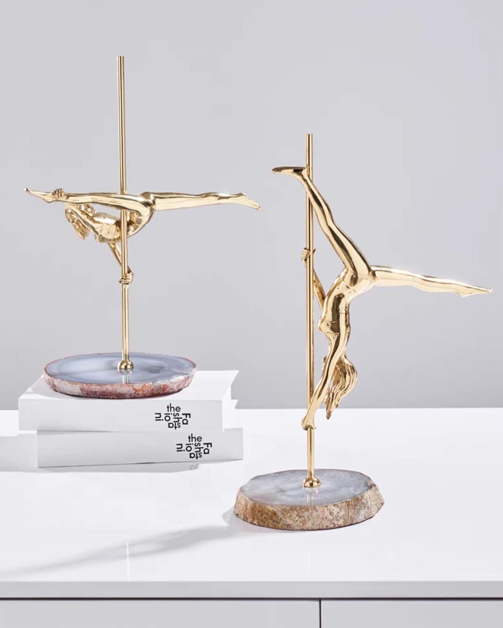 Статуэтка Танцовщица на пилоне на подставке из среза агата