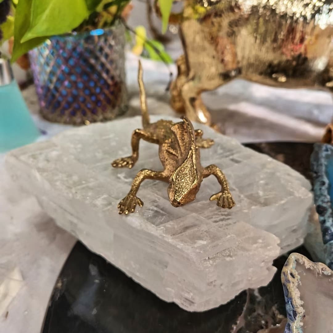 Статуэтка Ящерка-василиск на куске кварца