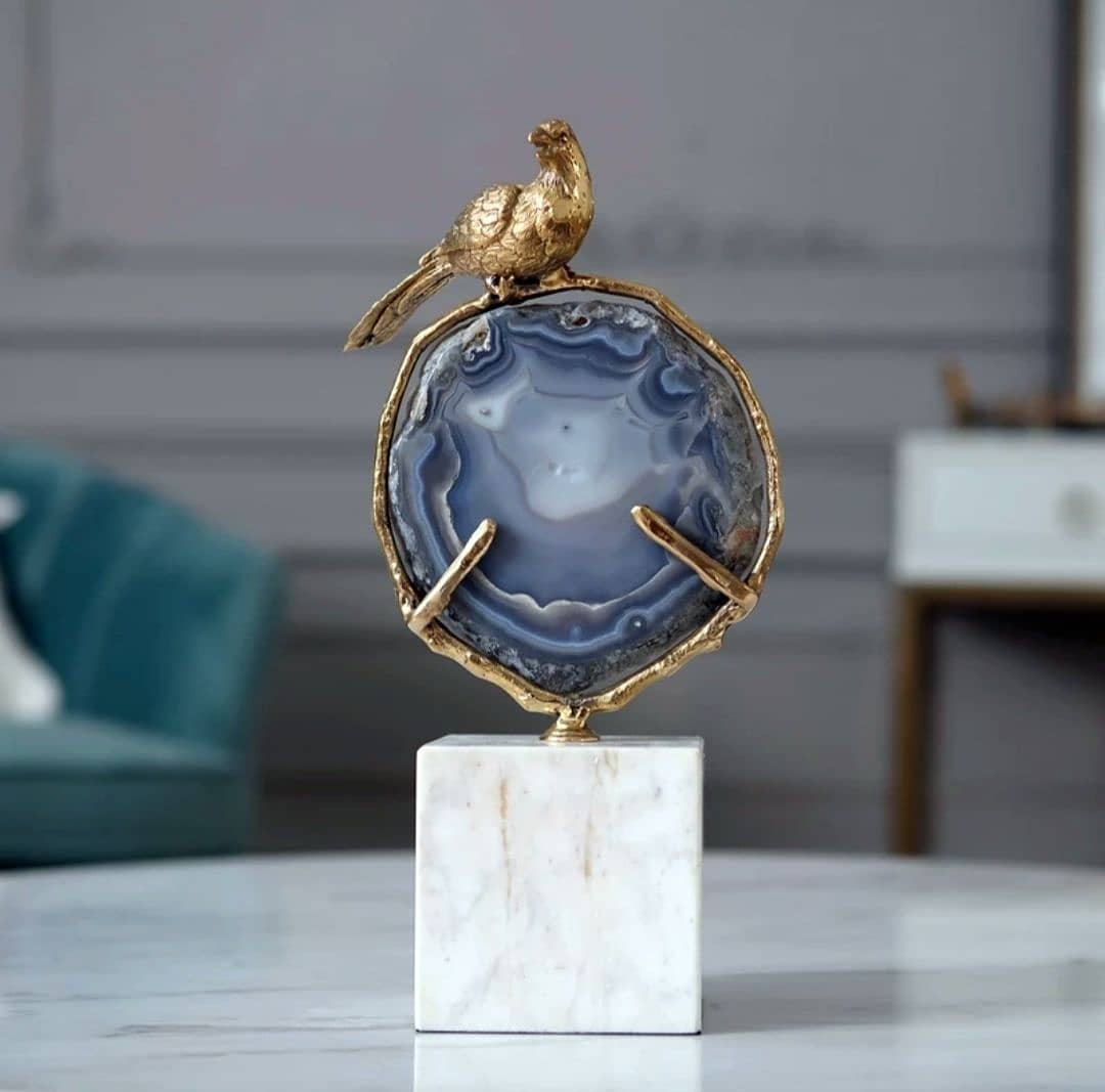Статуэтка Бронзовая птица на срезе агата на мраморной подставке