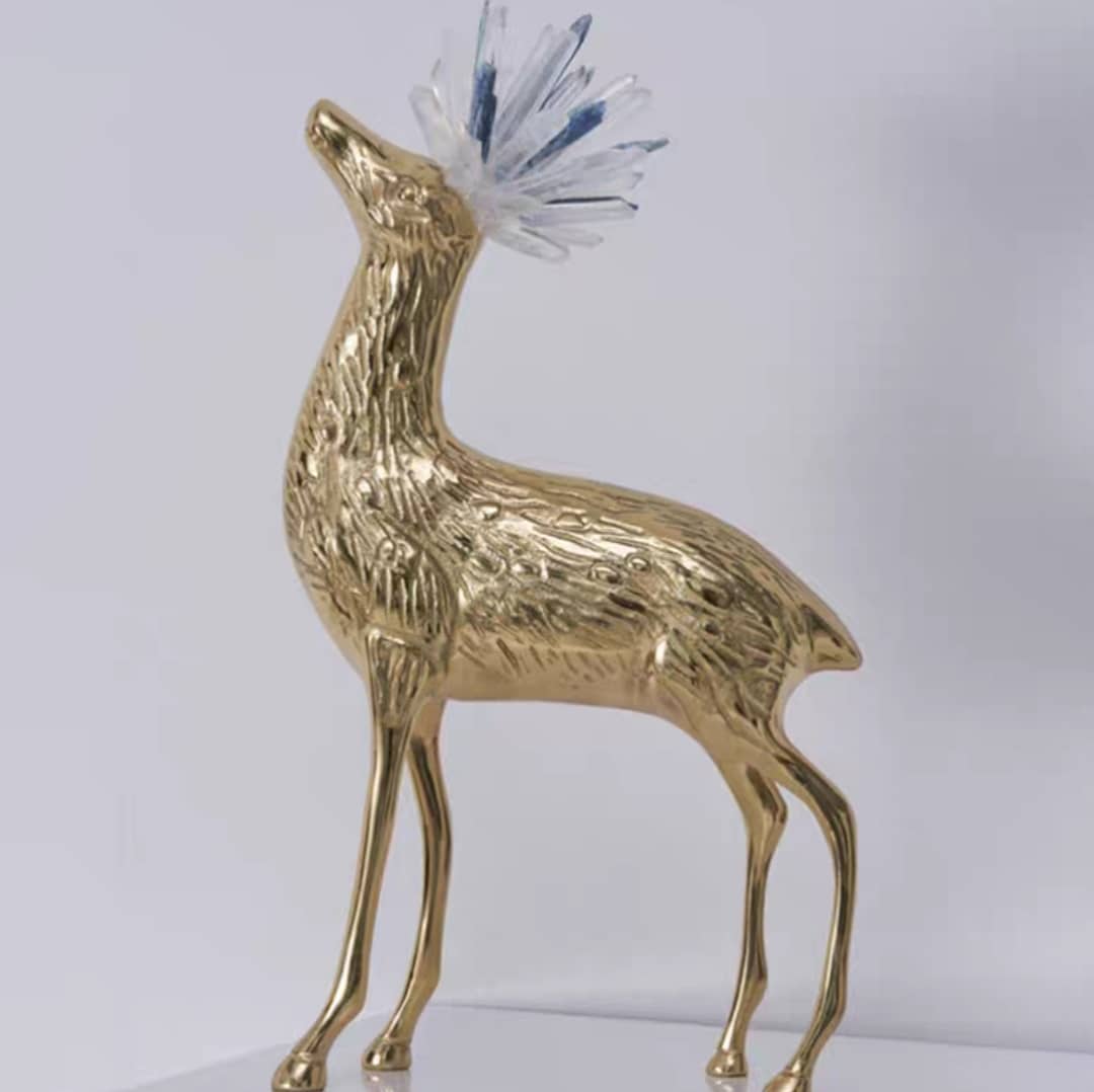 Статуэтка Олененок с кристаллами горного хрусталя и кианита