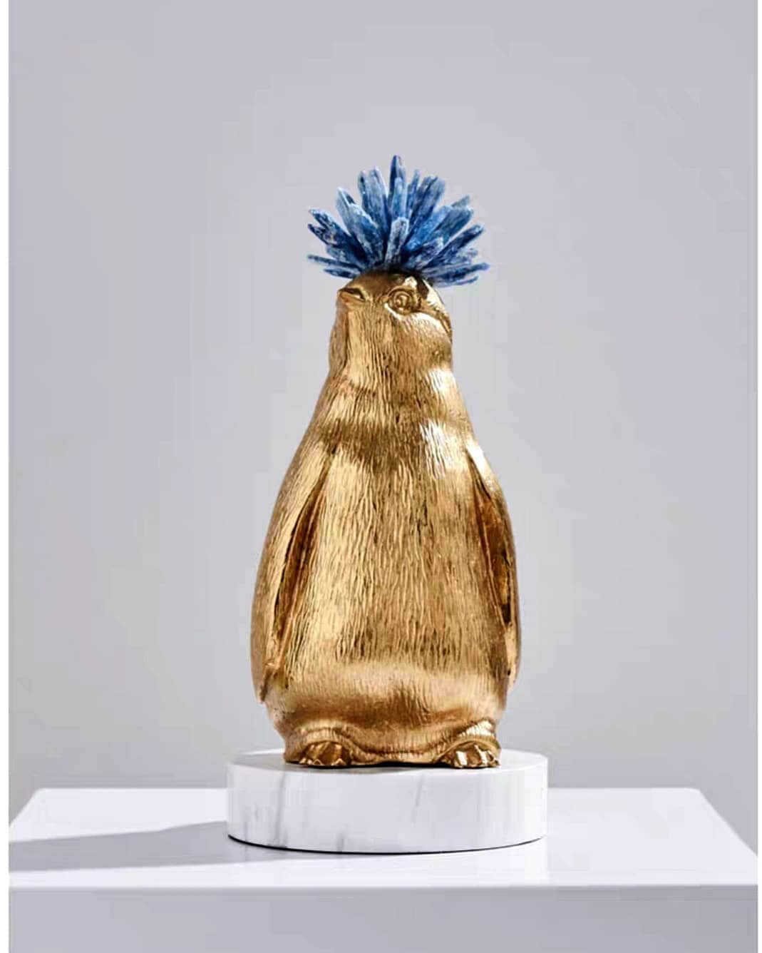 Статуэтка Пингвин золотистый с хохолком на цилиндрической подставке